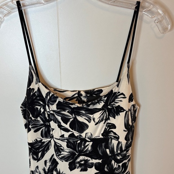 Chic Black and White Floral Midi Dress - Picture 4 of 8